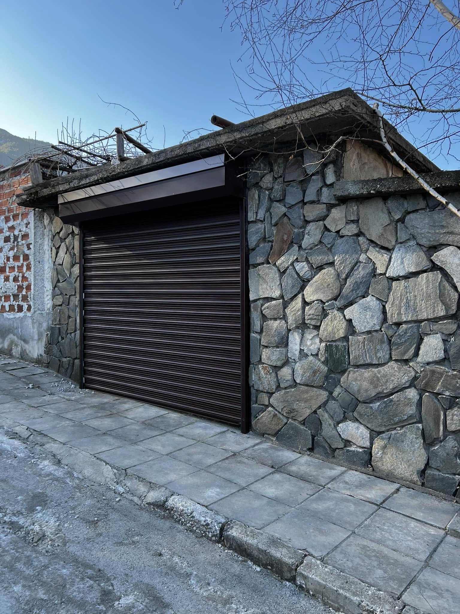 Ролетна врата — каменна фасада